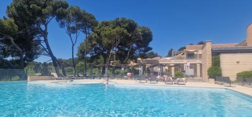 Saumane-de-Vaucluse Apartment | Appartement sur golf de L'Isle-Sur-La-Sorgue