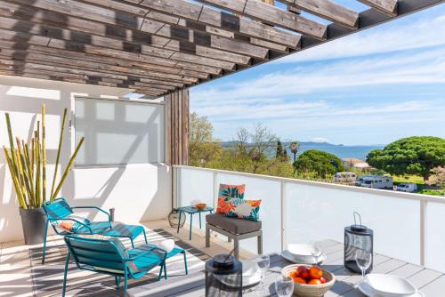 Hyeres Apartment | Appartement Vue Mer 50m plage des Salins Piscine 2 parkings Terrasse