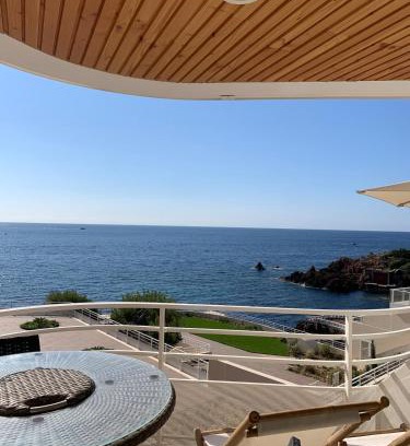 Le Trayas Apartment | appartement vue mer pieds dans l'eau piscine