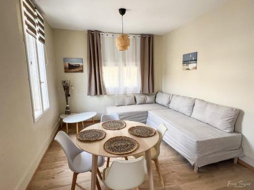 Saint-Assiscle Apartment | Appartements Confortables - Gare à 5 min pied - 20min de la plage - Terrasse