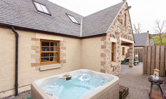 Linlithgow Apartment | Appletree Cottage - sleeps 8 guests in 3 bedrooms