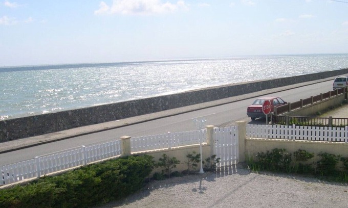 Saint-Marcouf Apartment | 🌊 Appt bord de mer 6 pers À 20 m plage du Débarquement 🛏️ 3 CH - 🛁 2 SDB