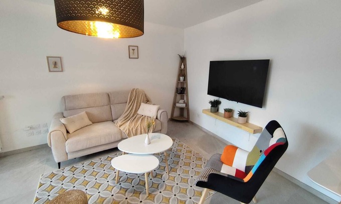 Montmerle-sur-Saone Apartment | Appt T3 65m2, sleeps 6, Montmerle Centre, Bord de Saône