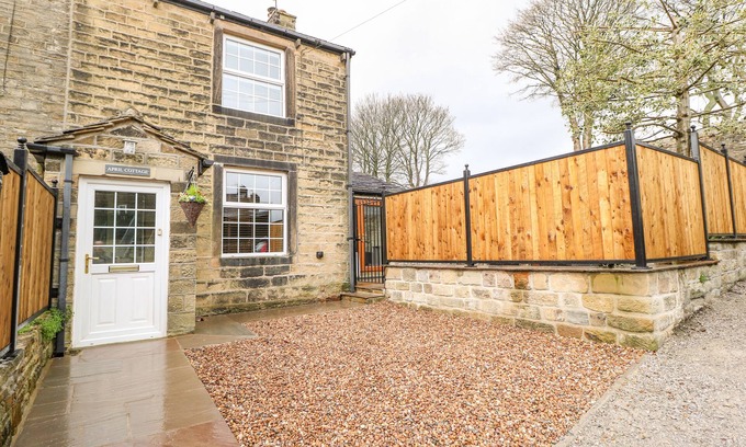Sutton-in-Craven Cottage | APRIL COTTAGE, pet friendly, character holiday cottage in Cross Hills