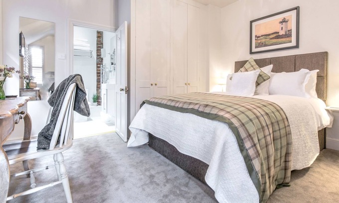 Weybridge House | April House Weybridge - Boutique Guesthouse