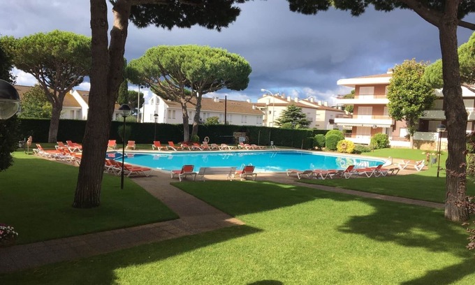 Calella de Palafrugell Apartment | Apt. 200 m. beach, with private garage, air conditioning, swimming pool and concierge. swimming pool and concierge