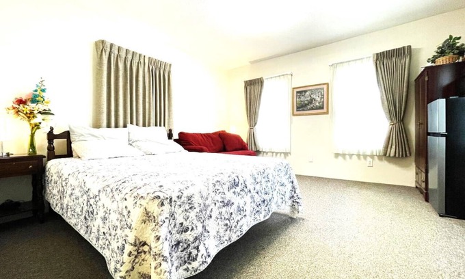 Paulding Apartment | Apt. 3 - Ensuite Bath, Roku, Fridge/Micro, Queen