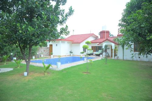 Taoru Villa | Aravali Farm Gurgaon, 3 Bedroom Villa with Lawn Barbeque Grill and Pool