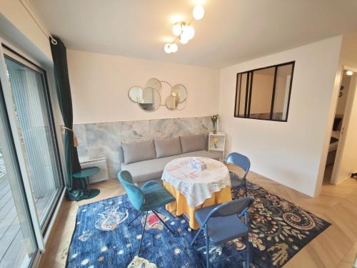 Faubourg-du-Roule Apartment | Arc de Triomphe 2 min walk Elegant Apartment for 4