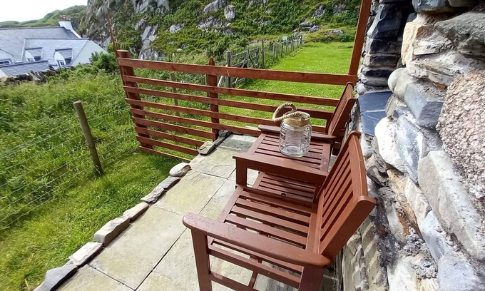 Uisken Cabin | Ardchiavaig Cabin - 100m from the beach, stunning views.