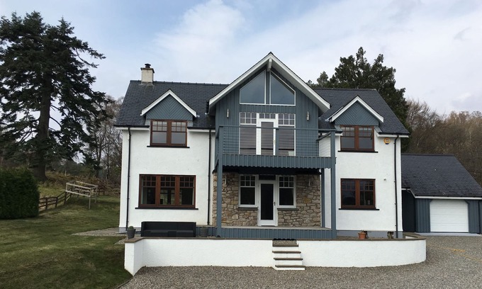 Spean Bridge House | Arkaig Lodge - a modern, tastefully furnished property in a stunning location.