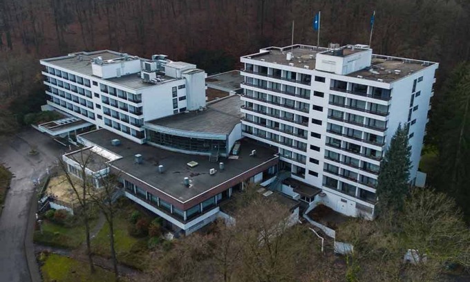 Arnsberg Hotel | Arnsberg Adventure Starts In Pool Room With Pets Included