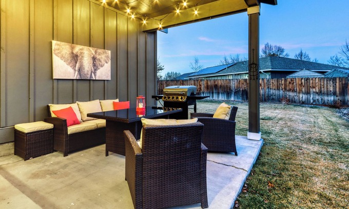 Larkspur House | Artful Adventure! 4BD Cozy Family Retreat for 10!