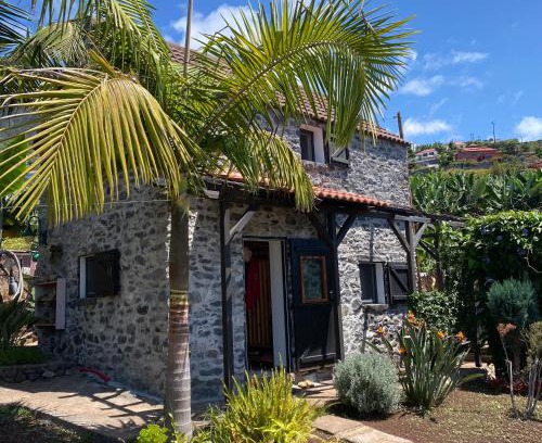 Arco da Calheta House | As Casinhas da Madeira - Cosy Stone Cottage in a subtropical garden