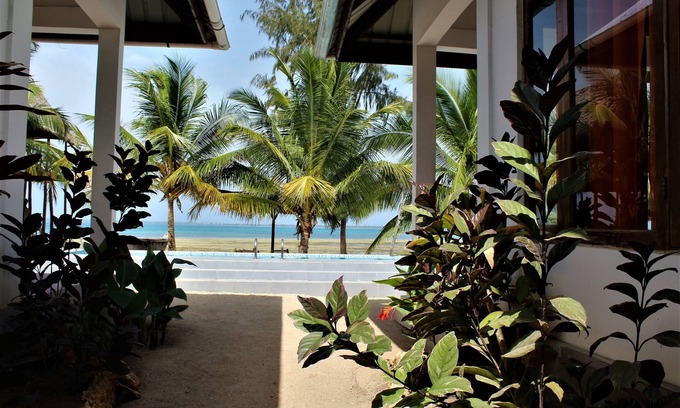 Fukuchani Apartment | Asante Sana Beach Cottages Oceanview Suite - Sleeps 5 Guests