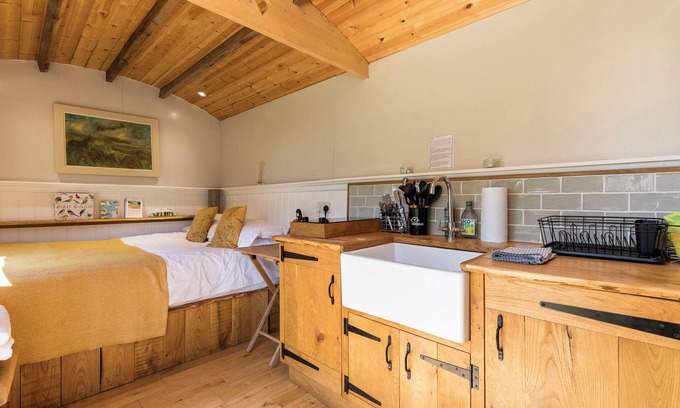 Graffham Cabin | Aspen Leaves - Tranquil Shepherds Hut- Views of The South Downs National Park