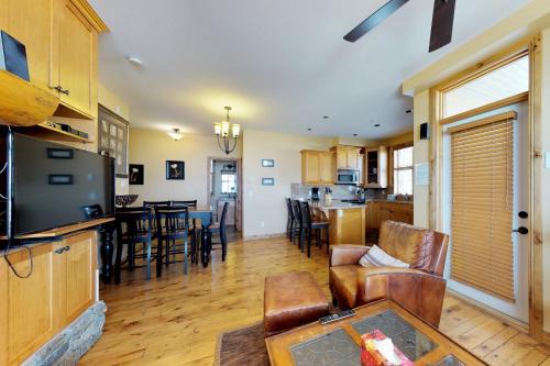 Big White Ski Resort Apartment | Aspens 4607