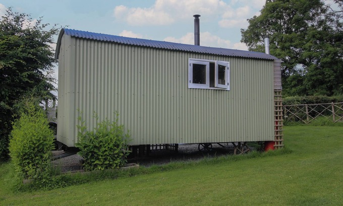 Craven Arms Cottage | ASTON - SHEPHERD HUT, romantic, with hot tub in Aston On Clun