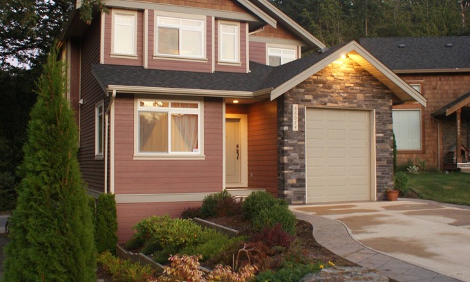 Hope House | At Kawkawa lake! 90 minutes from Vancouver Hope Awaits you!