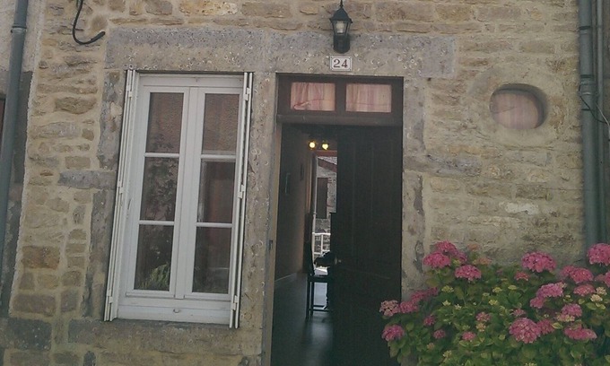 Cormot-le-Grand House | At the foot of the cliffs and the trails of the Grandes Randonnées (GR).