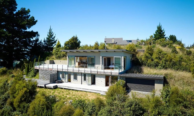 Kaikoura House | Ata Rangi Lodge - Kaikoura Holiday Home