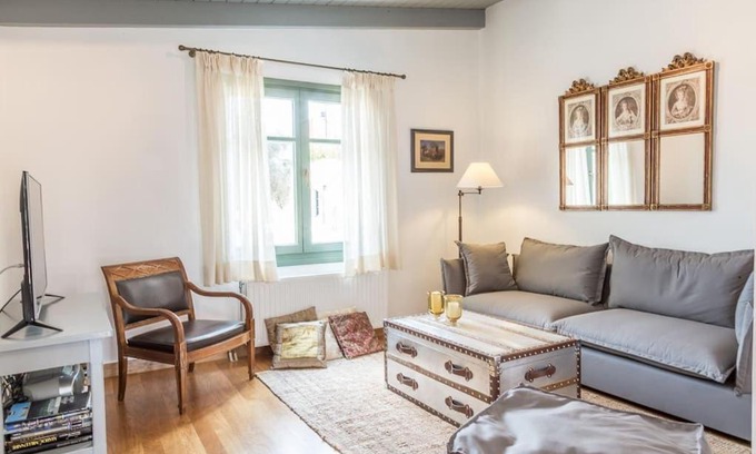 Plaka Apartment | Athenian Villa Beneath the Acropolis