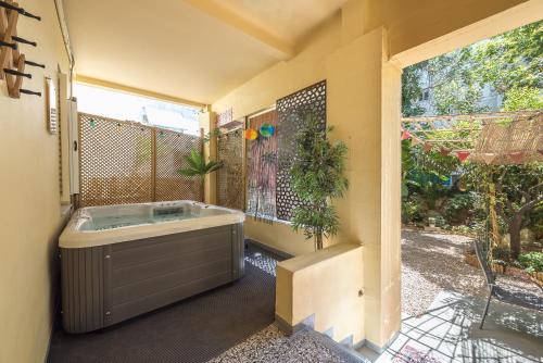 Kallithea Apartment | Athens Country House - Heated Jacuzzi - free bikes
