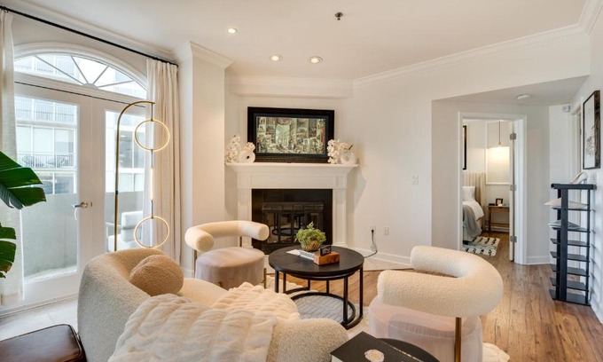 Colonial Homes Apartment | Atlanta Rental with Balcony Near Buckhead!