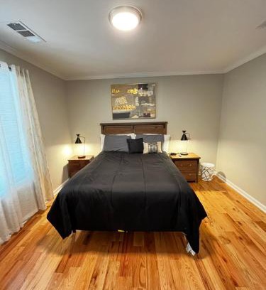 Summerhill House | Atlanta Unit 2 Room 2 - Peaceful Weekend Getaway Private Bedroom & Bathroom