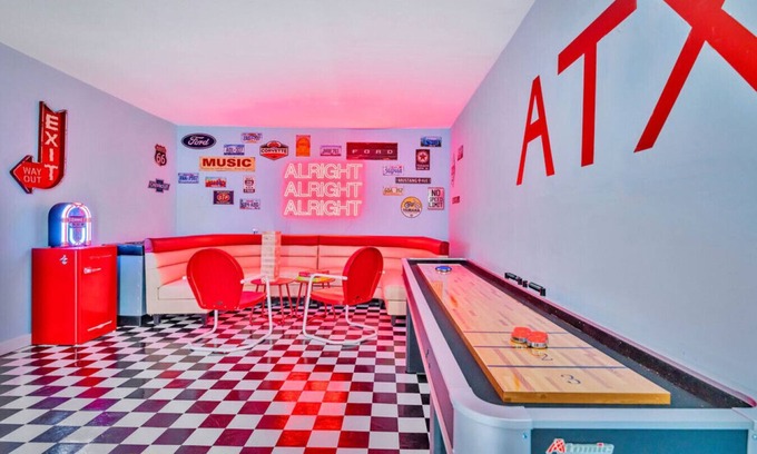 Sweetbriar House | ATX Jukebox | Jacuzzi | Shuffleboard | Fire Pit