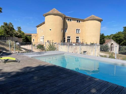 Lussan Apartment | Au pays de Gide appart feutré dans un château