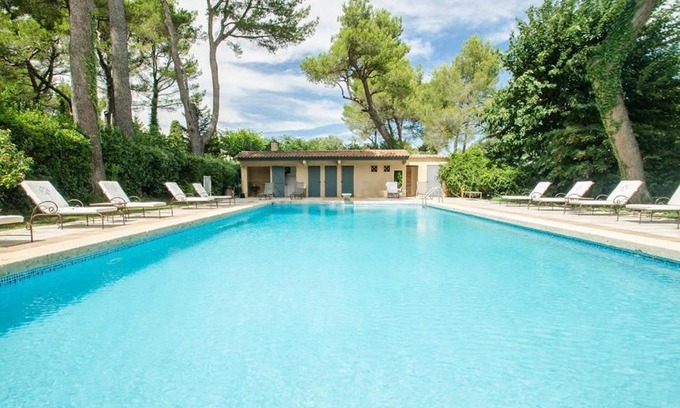 Noves Hotel | Auberge De Noves Domaine Du Deves