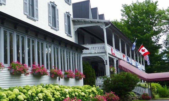 Knowlton Hotel | Auberge Lakeview Inn
