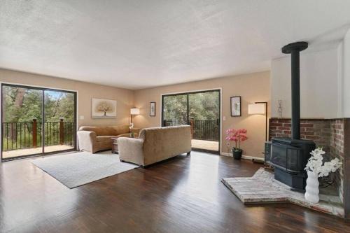 Auburn House | Auburn Lakehouse Retreat. 4BD, 3BA with 2 Decks!