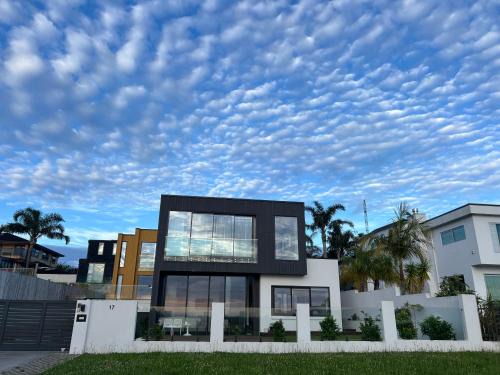 Te Atatu Peninsula House | Auckland Luxury Seafront House