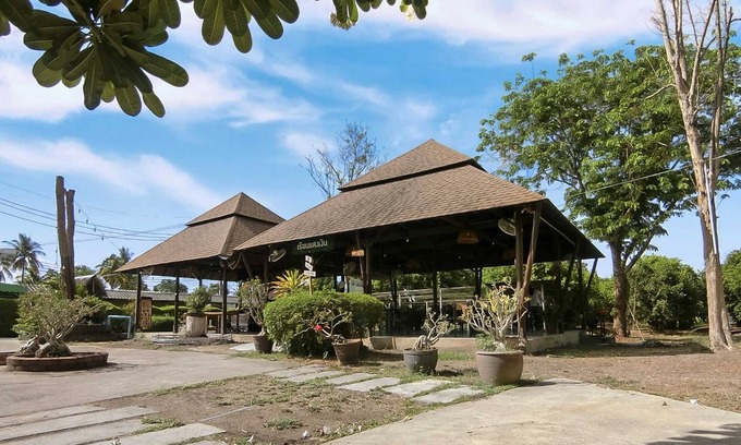 Ban Pong Hotel | Aura Park Resort