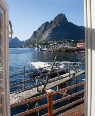 Reine House | Authentic central located cabin close to Reinebringen Lofoten