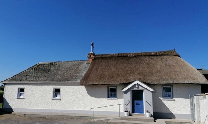 South Tipperary Cottage | Authentic thatched cottage in the heart of Irelands ancient East.