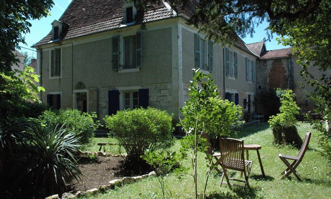Cubjac House | Authentique gite Côté Jardin at Domaine Le Nid des Oiseaux in charming village.