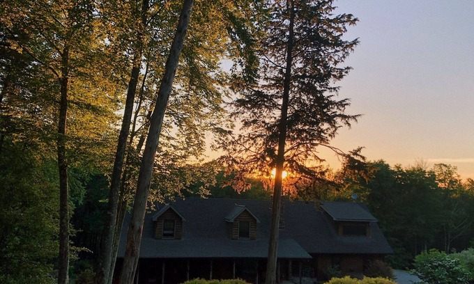 Dover Plains Cabin | AUTUMN IS BEAUTIFUL IN THE HUDSON VALLEY! 20% DISCOUNT OFFERED, PLEASE INQUIRE.