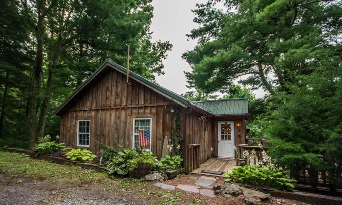 Stanley House | Autumn Ridge- Cozy cabin in the Blue Ridge Mountains with a bubbly hot tub!