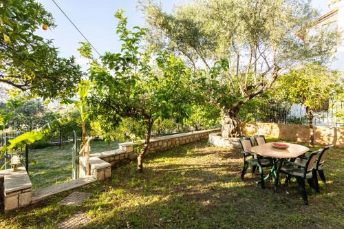 Avia House | Avia's Seaside Hideaway with Lush Garden