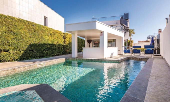 Bon Relax House | Awesome home in Sant Pere Pescador