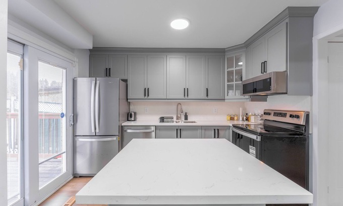 Halton Regional Municipality House | Awesome & Stylish 4BR House ~ Comfort ~ Milton