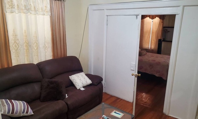 Canarsie Apartment | Azarus spacious getaway not far from the airport JFK