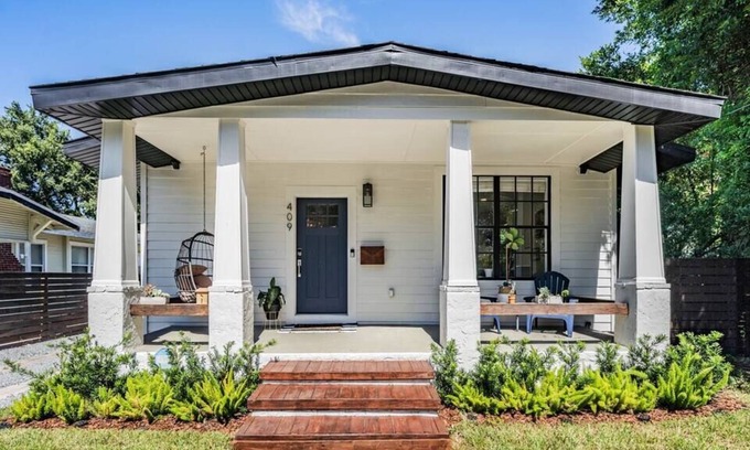 Riverside Heights Villa | Aztec Rustic Villa- Entire home close to Armature Works