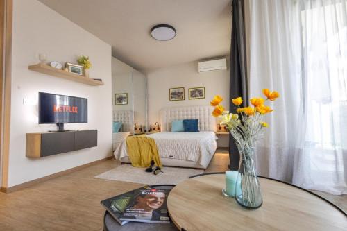 Saints Constantine and Helena Apartment | Azur Alegria Studio by RV Apartments - free parking & pool