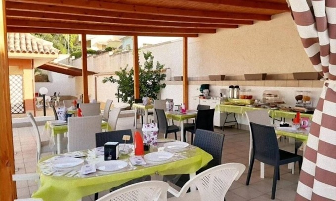 Fontane Bianche House | B&B Villa Matari: Double/Double Room with Single Beds