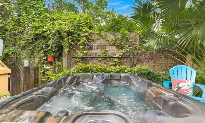 Faubourg Marigny House | B&W Courtyards