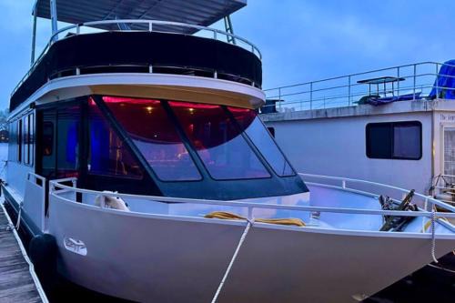 La Crosse Boat Rental | b3 Couples Therapy Yacht